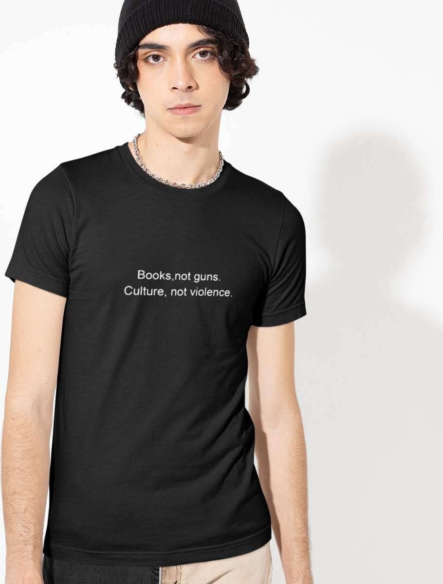 T-shirt Heren met print Books, Not Guns. Culture, Not Violence. | Zwart - Maat 2XL | Festival Outfit | Ronde Hals | 100% Katoen